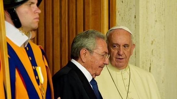Raúl Castro y el Papa Francisco en el Vaticano. Foto: AFP