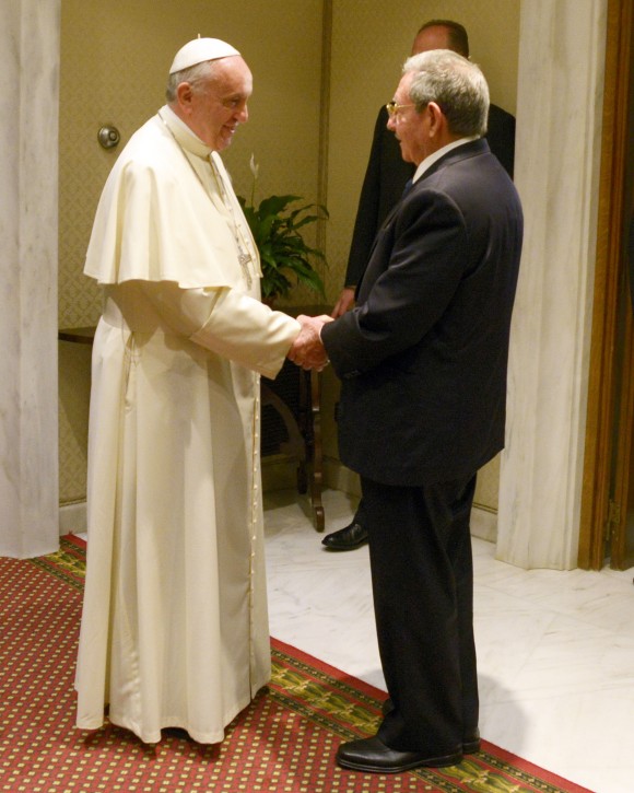 Raúl y el Papa Francisco en el Vaticano, 10 de mayo de 2015. Estudios Revolución