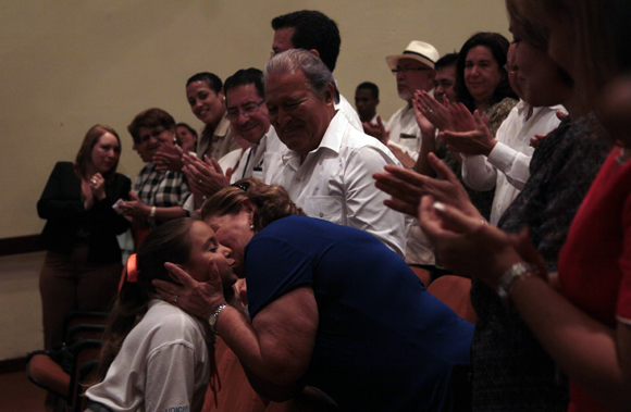 La esposa de Salvador Sánchez Cerén saluda a una niña integrante de la compañía infantil La Colmenita. Foto: Ladyrene Pérez/ Cubadebate.