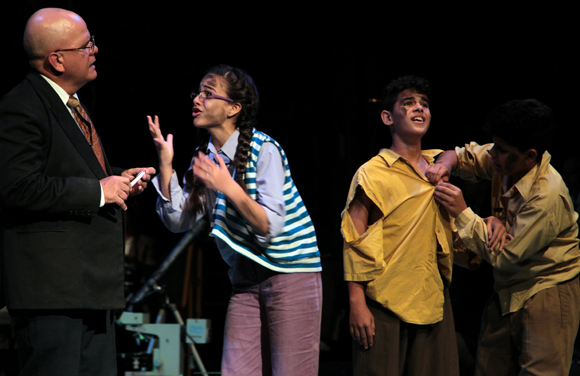 Actuación del grupo teatral infantil La Colmenita con la obra Y sin embargo se mueve. Foto: Ladyrene Pérez/ Cubadebate.