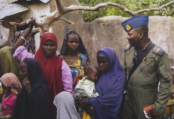Cientos de traumatizadas mujeres y niños nigerianos rescatados de manos de los islamistas de Boko Haram fueron puestos al cuidado de las autoridades en un campamento de refugiados de la ciudad oriental de Yola, dijo un portavoz militar.