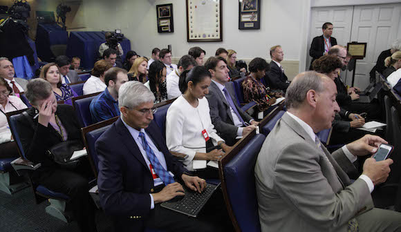 "Le entusiasmaría la oportunidad", dijo Earnest en su conferencia de prensa diaria. Foto: Ismael Francisco/ Cubadebate