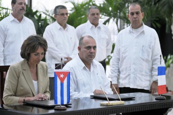 La ministra de Asuntos Sociales, Sanidad y Derechos de la Mujer de la República Francesa, Marisol Touraine (I), y Roberto Morales Ojeda (D), ministro cubano de Salud Pública, firman una Carta de Intención para el Refuerzo de la Cooperación Sanitaria, entre ambos países, en el Salón de Protocolo de El Laguito, en La Habana, Cuba, el 9 de mayo de 2015.  AIN FOTO/Oriol de la Cruz ATENCIO