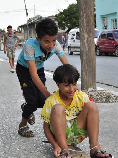 Aunque no dominan el idioma español, los niños asimilan los juegos y prácticas infantiles cubanas. Fotos: Lorenzo Crespo Silveira