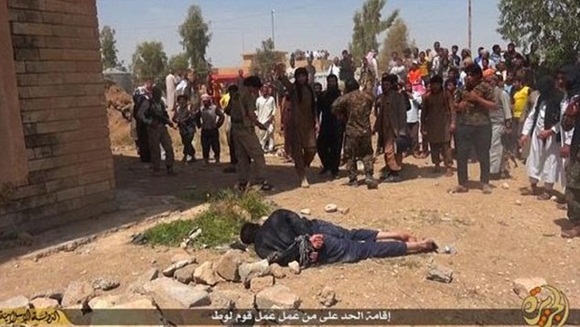 Fotos escalofriantes: Estado Islámico arroja a un homosexual desde una azotea
