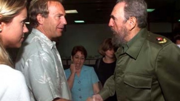 Kevin Costner con Fidel Castro en La Habana en abril de 2001. Foto: José Goitía / AP / Archivo de cubadebate