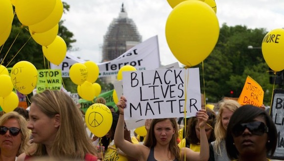 Integrantes de la organización 'Mothers for Justice' marcharon en Washington para reclamar justicia por la violencia policial. Foto: AP.