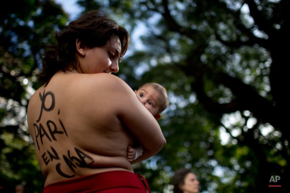 Eugenia Giménez, sosteniendo a su bebé Nicanor, durante una protesta contra las restricciones a los partos en casa en Buenos Aires, Argentina. (AP Photo / Natacha Pisarenko)