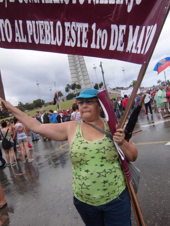 Mujeres en el Primero de Mayo en La Habana. Foto: Maribel Acosta