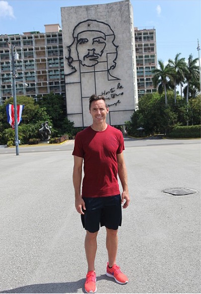 Stephen John Nash en la Plaza de la Revolución, de La Habana.