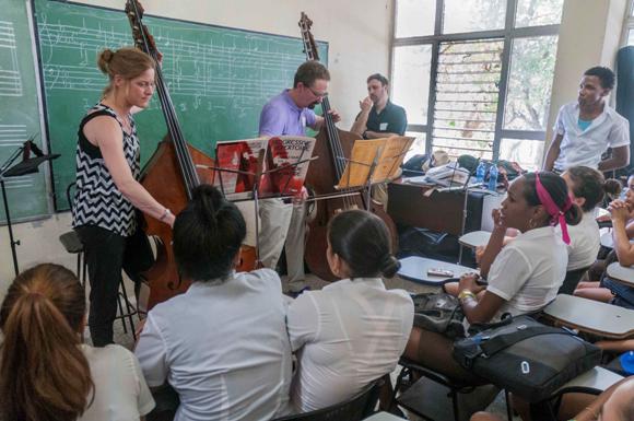 Miembros de la Orquesta Sinfónica de Minnesota, intercambian con alumnos de la Escuela Nacional de Arte (ENA), en La Habana, Cuba. Foto: Abel Ernesto/AIN.