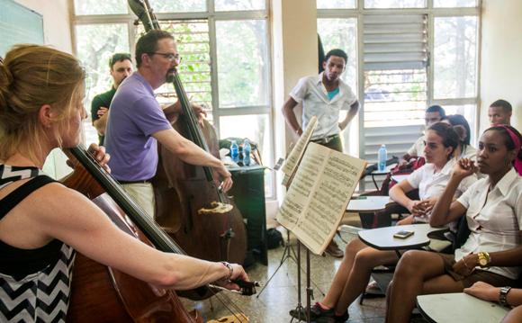Músicos de la Orquesta Sinfónica de Minnesota vistan la Escuela Nacional de Arte en La Habana, Cuba. Foto: Abel Ernesto/AIN.