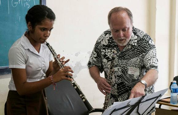 Músicos de la Orquesta Sinfónica de Minnesota vistan la Escuela Nacional de Arte en La Habana, Cuba. Foto: Abel Ernesto/AIN.