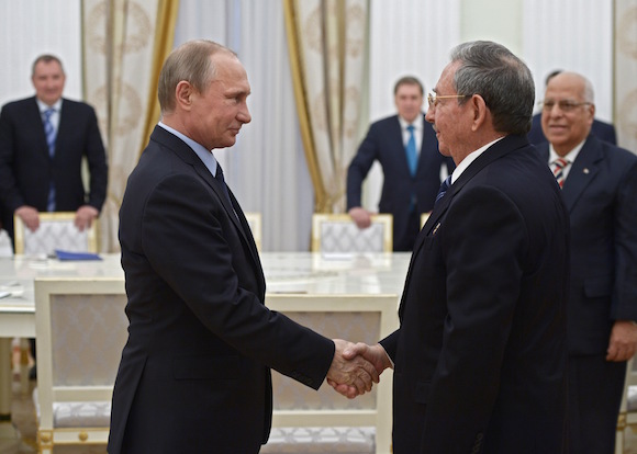 Raúl Castro y Vladimir Putin durante el encuentro en el Kremlin. Foto: Anatoly Maltsev/Pool via AP