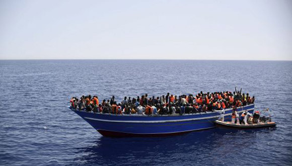 Fotografía facilitada por Médicos sin Fronteras del rescate de una barcaza de inmigrantes en el Mediterráneo el pasado 14 de mayo. Ikram N´Gadi/ EFE