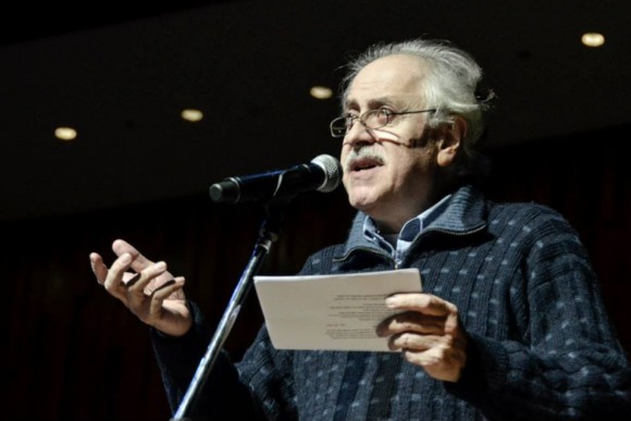 El poeta Jorge Boccanera lee algunas de sus creaciones durante la presentación. Fotos. Kaloián / Cubadebate