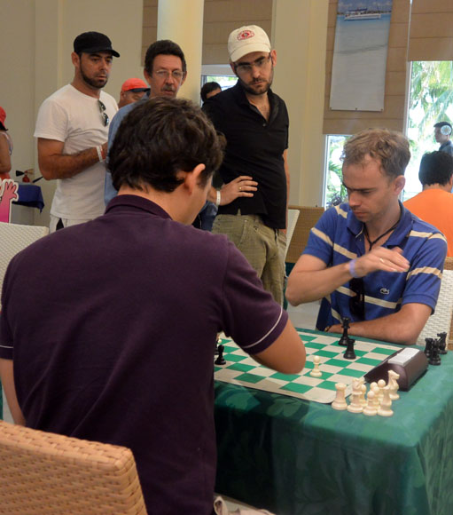 Aramís Álvarez, sentado, de frente, viene haciendo un gran torneo. Foto: Katheryn Felipe