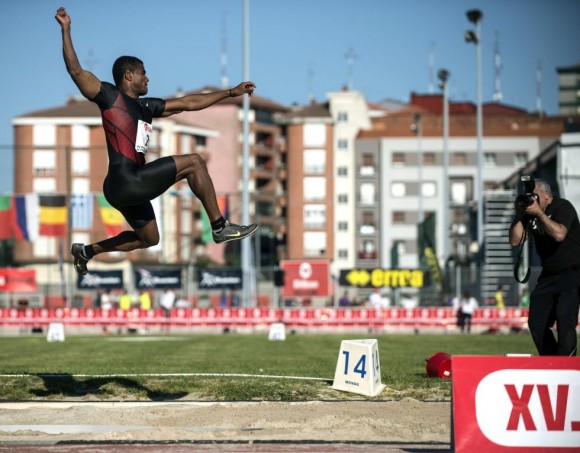Pedro Pablo Pichardo en el mitin atlético de Bilbao, donde se estrenó con oro en el salto de longitud. Foto: Miguel Toña / EFE