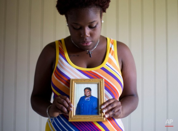 Najee Washington sostiene una foto de su abuela Ethel Lance, una de las nueve personas que murió en el tiroteo del miércoles, mientras posa para un retrato fuera de su casa. Ella "se preocupaba por todo el mundo . Se encargó de personas. "Eso es lo que era y eso es lo que siempre será.". Foto: David Goldman/ AP