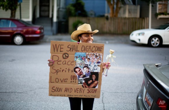 Peggy Blake muestra un cartel que hizo para los familiares de Susie Jackson, quien murió en el tiroteo del miércoles, mientras camina por su barrio hacia el memorial.  Foto: David Goldman/ AP