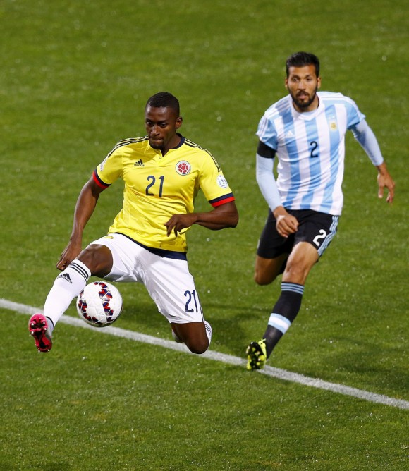 El delantero colombiano Jackson MartÌnez (i) controla el balÛn ante el defensa argentino Ezequiel Garay durante el partido Argentina-Colombia, de cuartos de final de la Copa AmÈrica de Chile 2015