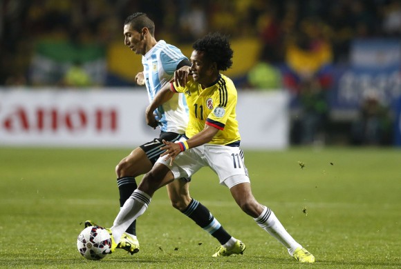 El centrocampista argentino ¡ngel Di MarÌa (i) lucha un balÛn con el centrocampista colombiano Juan Guillermo Cuadrado 