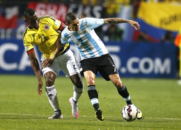 El centrocampista argentino ¡ngel Di MarÌa con el balÛn ante el delantero colombiano Jackson MartÌnez (i) durante el partido Argentina-Colombia, de cuartos de final de la Copa AmÈrica de Chile 2015