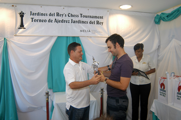 Domínguez recibe uno de los trofeos obtenidos en las ediciones previas.