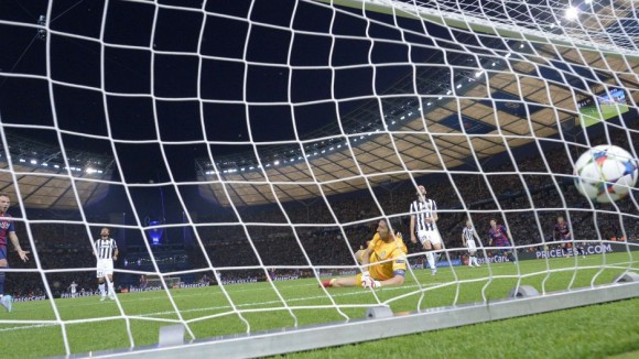 La defensa del Juventus mira el segundo gol del Barcelona  en la Final de la Champions, 6 de junio de 2015. Foto: AFP