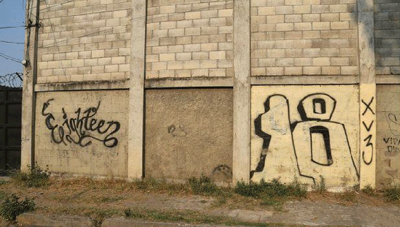 Las maras se adueñaron de los vecindarios en San Salvador y marcan su territorio con graffitis. Foto: Tomada de BBC Mundo. 