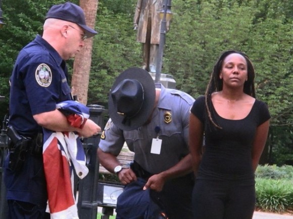 La policía de Carolina del Sur detuvo a una mujer que quitó de un asta una bandera confederada. Foto: Ap