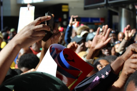 Los Cinco en Sudáfrica. Recibimiento Popular en el Aeropuerto. Foto: Deisy Francis Mexidor / Cubadebate
