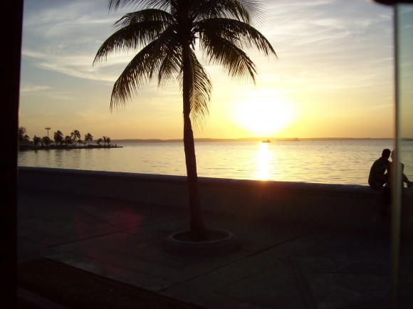 Malecón de Cienfuegos. Imagen tomada desde una guagua. Foto Yadira / Cubadebate