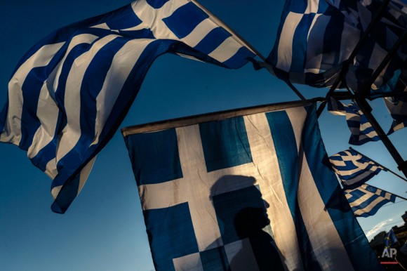 Manifestación masiva en Atenas en favor de la permanencia de Grecia en la Eurozona. Foto: AP.