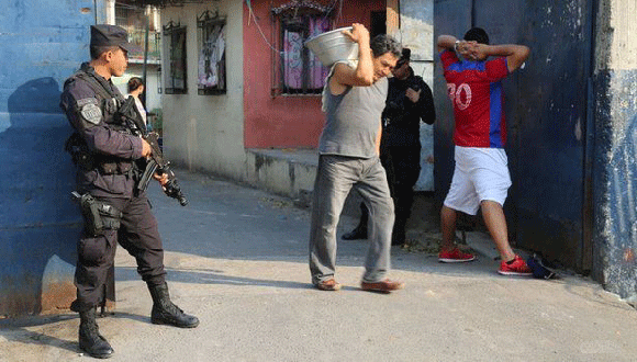La policía creó una fuerza especial anti-pandilla pero no ha logrado frenar la violencia. Foto: Tomada de BBC Mundo. 