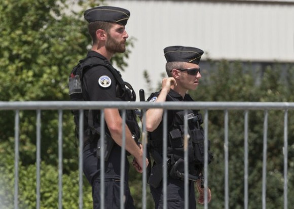 Policías franceses custodian la empresa donde un hombre decapitó a su jefe en Lyon. Foto: Ap