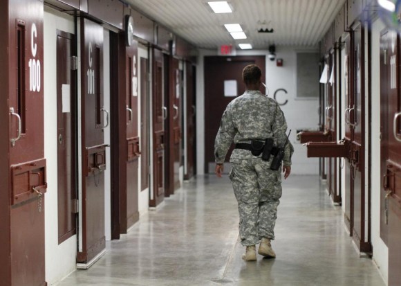 Un guardia camina a través de un bloque de celdas dentro de Campo V, una prisión utilizado para albergar a los detenidos en la Bahía de Guantánamo Base Naval de Estados Unidos 5 de marzo de 2013. Foto: Bob Strong/ Reuters.
