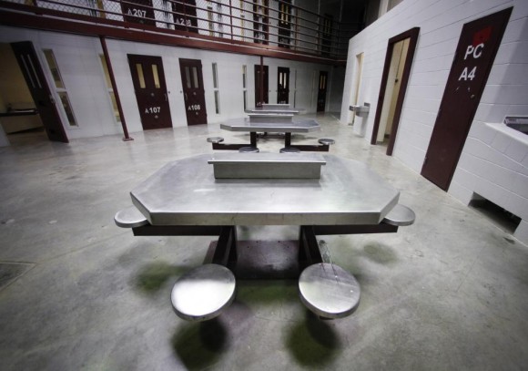 El interior de un bloque de celdas comunales desocupada es visto en el Camp VI, una prisión utilizado a los detenidos de las casas en la base naval estadounidense de Guantánamo, 05 de marzo 2013.  Foto: Bob Strong/ Reuters.