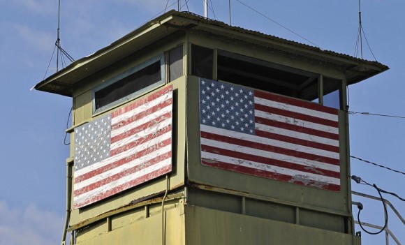 Una torre de guardia de Infantería de Marina da a la puerta que conduce al noreste territorio Cuba en Bahía de Guantánamo Base Naval de Estados Unidos 8 de marzo de 2013. Foto: Bob Strong/ Reuters.