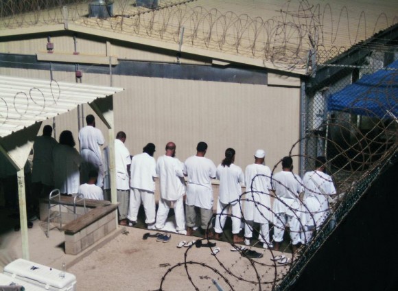 Los detenidos participan en una sesión de oración de la mañana temprano en el campamento IV en el centro de detención de la Bahía de Guantánamo, 5 de agosto 2009. Foto: Deborah Gembara/ Reuters.