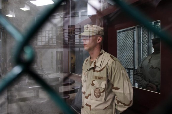 Un guardia se encuentra dentro de una puerta en la planta de Campo 6 de detención, 31 de mayo 2009. Foto: Brennan Linsley/ Reuters.