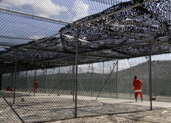 Los detenidos en Camp Delta en los EE.UU. la Base Naval de Guantánamo, Cuba ejercicio en el Campo 3, el 28 de julio de 2004. Foto: Joe Skipper/ Reuters. 