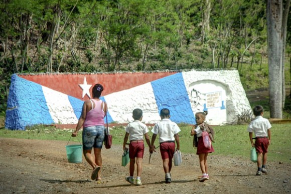 Pioneros de regreso a casa en Calabazas de Sagua, comunidad montañosa del Plan Turquino enclavada en el municipio de Sagua de Tánamo, provincia de Holguín. Cuba, el 12 de junio de 2015. AIN FOTO/Juan Pablo CARRERAS