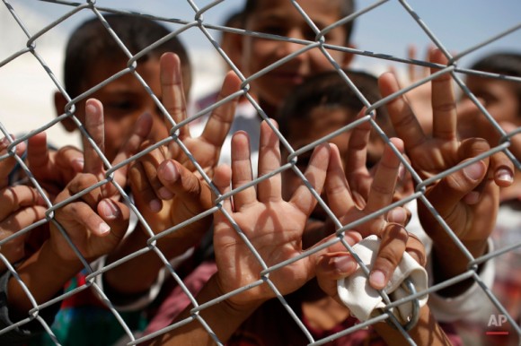 La agencia de refugiados de la ONU, ACNUR , estima que un total de 11,6 millones de personas de Siria habían sido desplazadas por el conflicto a finales del año pasado, la más grande cifra en todo el mundo. Foto: Emrah Gurel/ AP