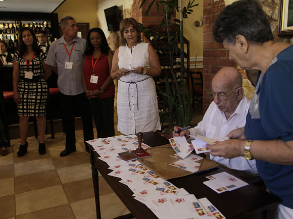 Cancelación de sello en Remedios. Foto: Ismael Francisco / Cubadebate.