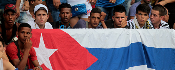 El Cos­mos de Nueva York brilló sobre la grama del estadio Pedro Marrero y acabó goleando a la selección cubana de fútbol (4-1). Foto: Ismael Francisco/ Cubadebate
