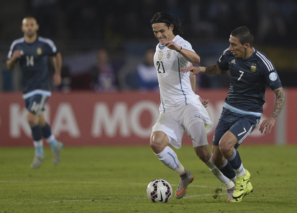 Di María y Cavani disputan un balón. Foto tomada del perfil en twitter de la Copa América 2015