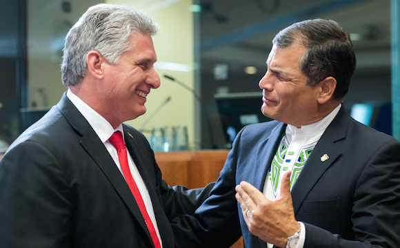 El presidente de Ecuador, Rafael Correa, a la derecha, habla con el Primer Vicepresidente de Cuba Miguel Díaz-Canel Bermúdez, durante una mesa redonda en la Cumbre UE-CELAC en Bruselas el miércoles 10 de junio de 2015. Foto: Geert Vanden Wijngaert/ AP