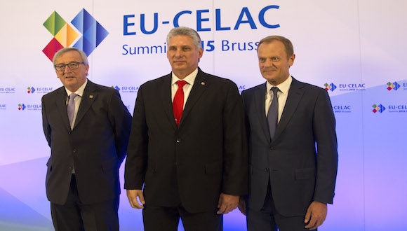 El Presidente de la Comisión Europea, Jean-Claude Juncker, izquierda, y el presidente del Consejo Europeo, Donald Tusk, derecha, dan la bienvenida al Primer Vicepresidente de Cuba Miguel-Canel Bermúdez a  su llegada a la Cumbre UE-CELAC en Bruselas el miércoles 10 de junio de 2015. Foto: Virginia Mayo/ AP.