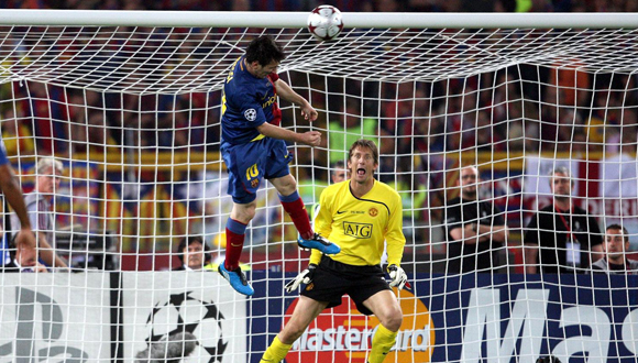 Van der Sar solo pudo mirar cómo el balón iba directo al fondo de la red en la final de Roma. Foto: espanol.eurosport.com